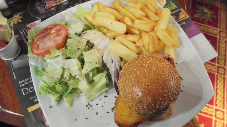 déjeuner hamburger frite salade